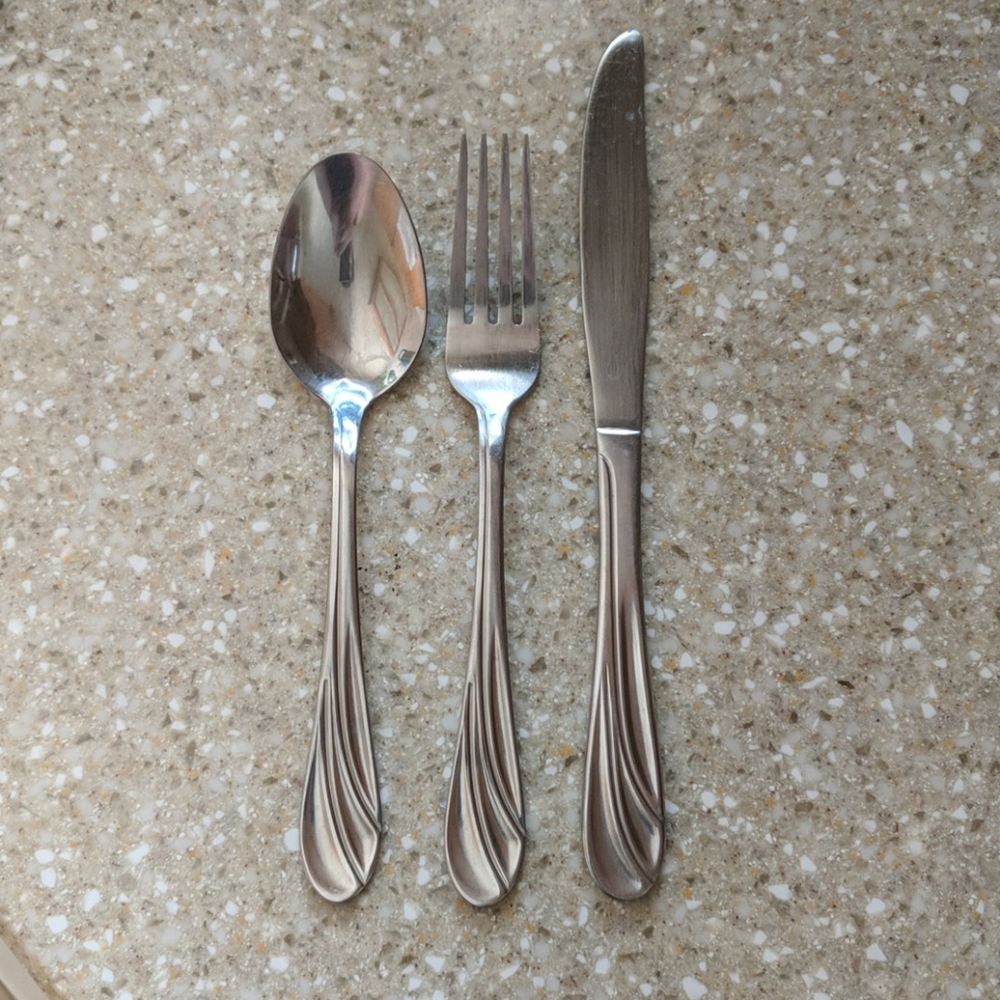 🥄🍴LOOKING FOR THIS FLATWARE SET! 🍴🥄